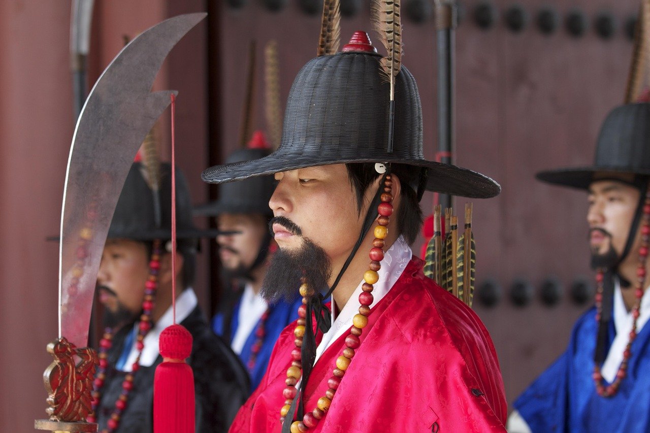 Guard in traditional Joseon-era dress at Gyeongbokgung Palace