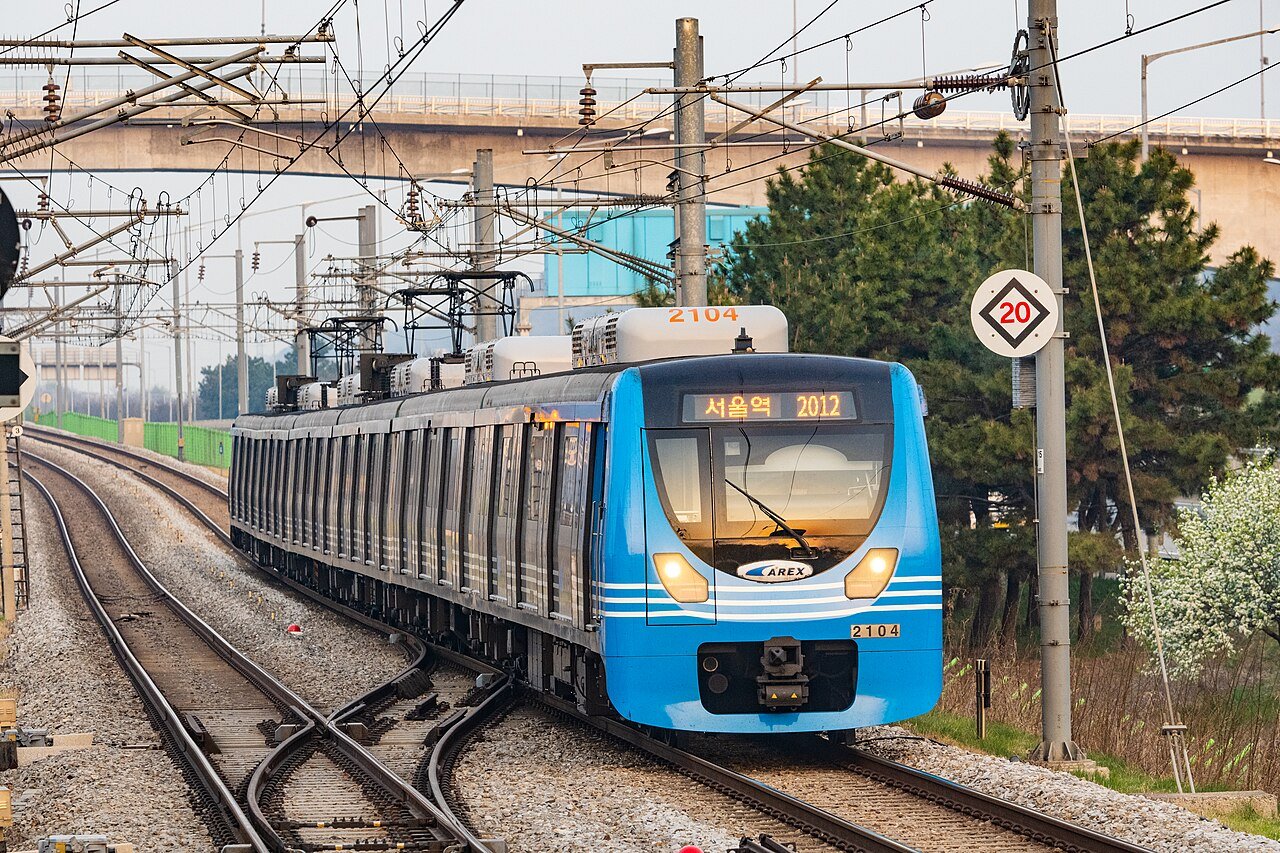 An AREX all-stop train signed for Seoul Station.