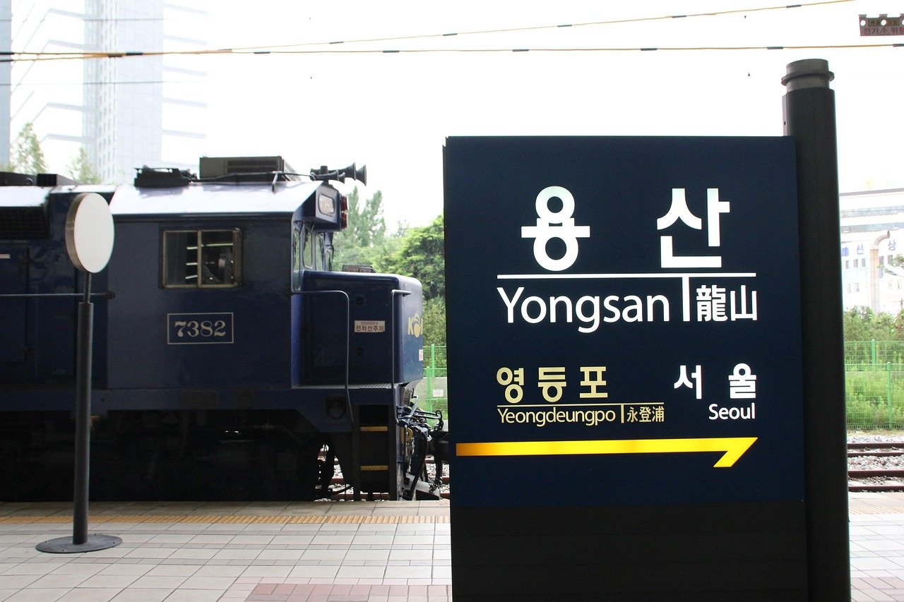 Yongsan station platform name sign in Korean and English, showing the neighbouring stations